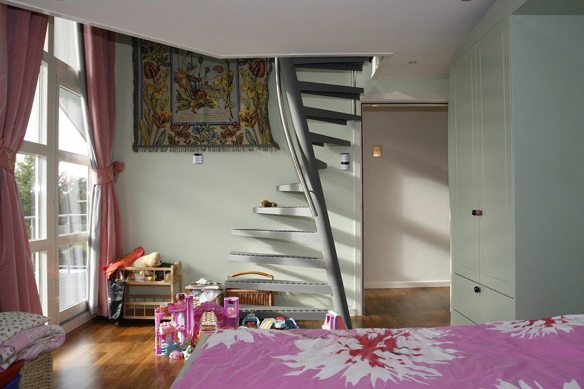 Spirálové schody do druhého poschodia v súkromnom dome: fotografie, ceny za návrhy