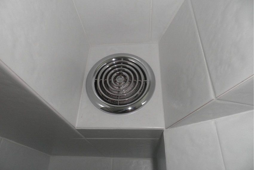 Odsávajte v kúpeľni: odstráňte prebytočnú vlhkosť