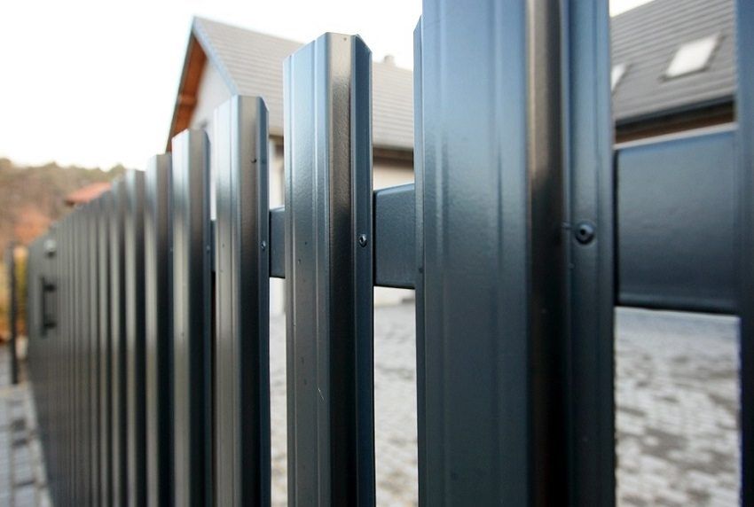 Kovové oplotenie plot: fotky čisté ploty