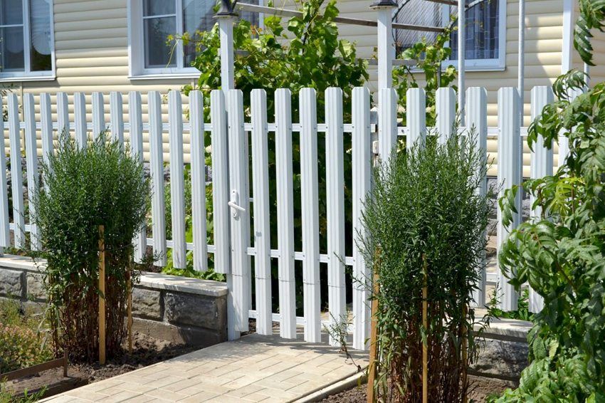 Kovové oplotenie plot: fotky čisté ploty