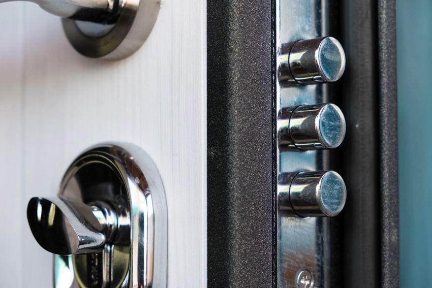 Zámok pre kovové dvere: výber spoľahlivého zariadenia na ochranu domu