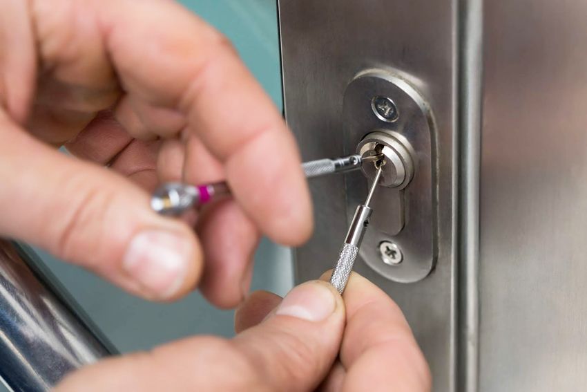 Zámok pre kovové dvere: výber spoľahlivého zariadenia na ochranu domu